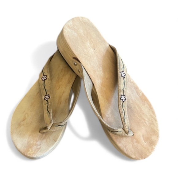 Platform Flip Flops with Embroidered Flowers Tan Women’s Size 10 GUC - Picture 1 of 12